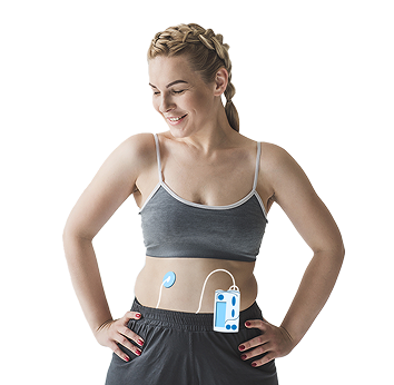 Femme souriante en tenue de sport portant une pompe à insuline et un capteur de glucose, illustrant la gestion du diabète au quotidien avec SOS Oxygène.