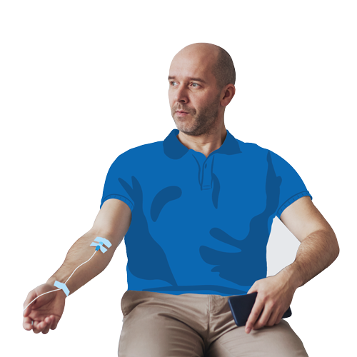 Patient en cours d'évaluation pour une prise en charge en perfusion ou nutrition entérale à domicile, avec des dispositifs de mesure installés sur le bras.