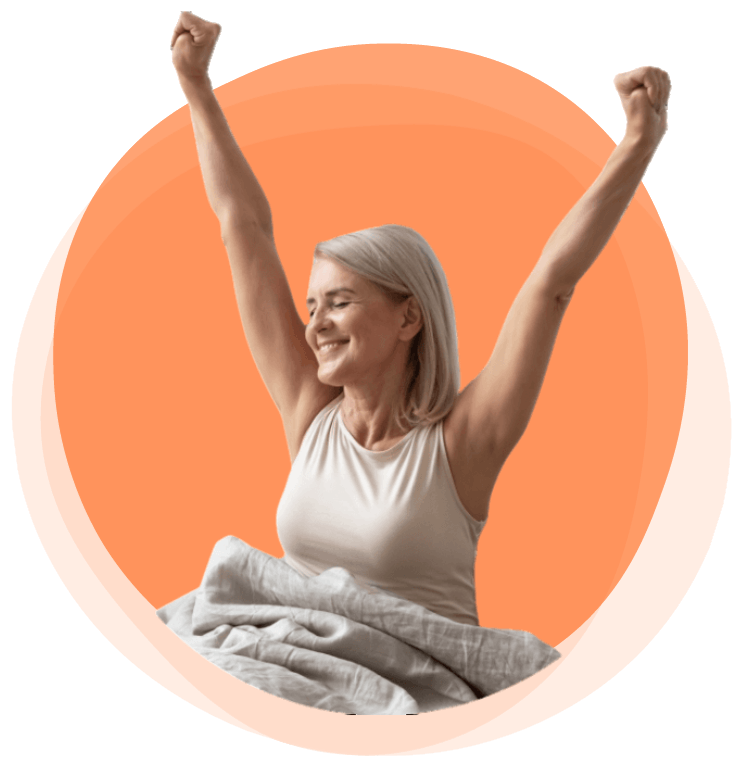 Femme senior s'étirant avec le sourire au réveil dans son lit, illustrant la vitalité retrouvée après une nuit traitée pour l'apnée du sommeil avec Hapni.