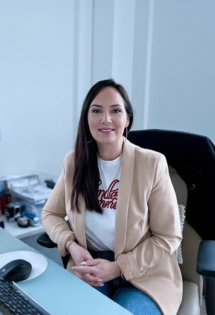 Portrait d'une collaboratrice SOS Oxygène à son bureau pour le service client et l'assistance administrative.