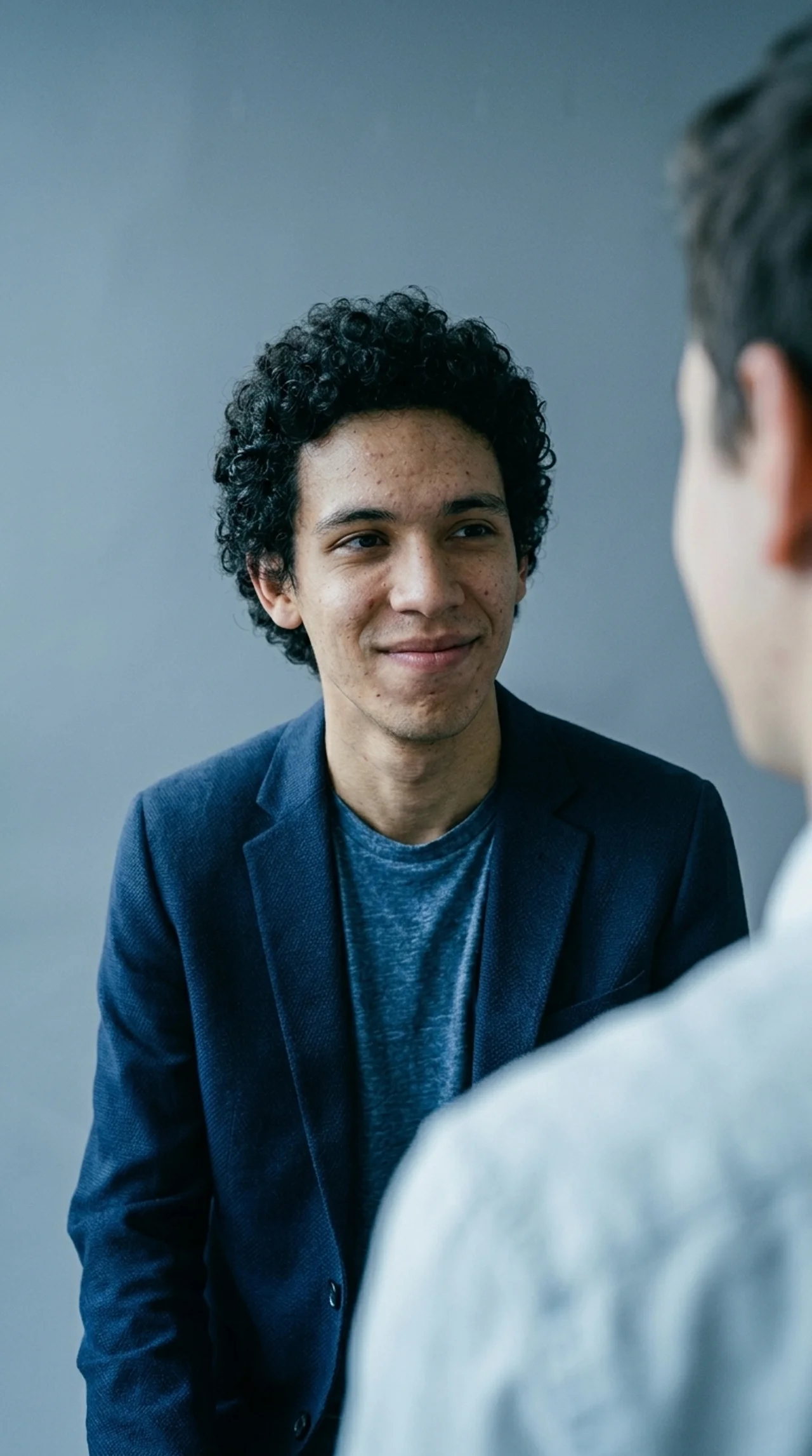 Conseiller SOS Oxygène souriant lors d'un entretien ou d'une consultation avec un patient.